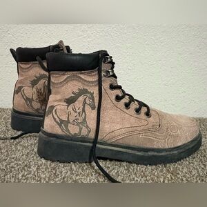 Women’s Horse and Flower Decorated Suede Hiking Boots, size 7.5, RARE, see desc